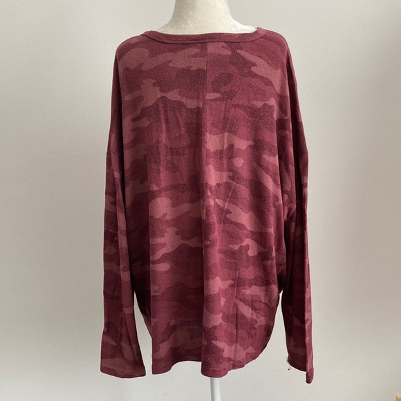 Old Navy Scoop Neckline with Drop Shoulder Oversized Cozy-Knit Camo Print - Picture 4 of 8